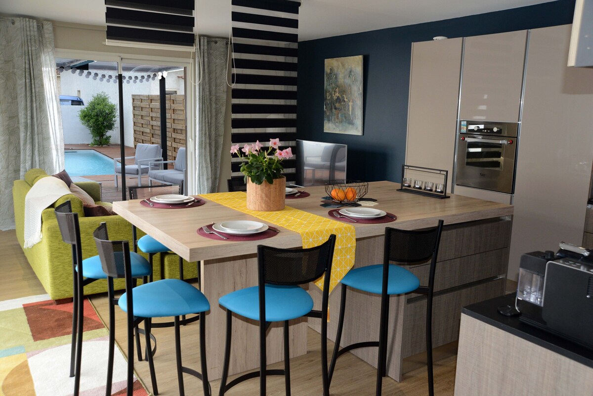 Vue sur la piscine et la terrasse de la villa — La Maison des Coccinelles