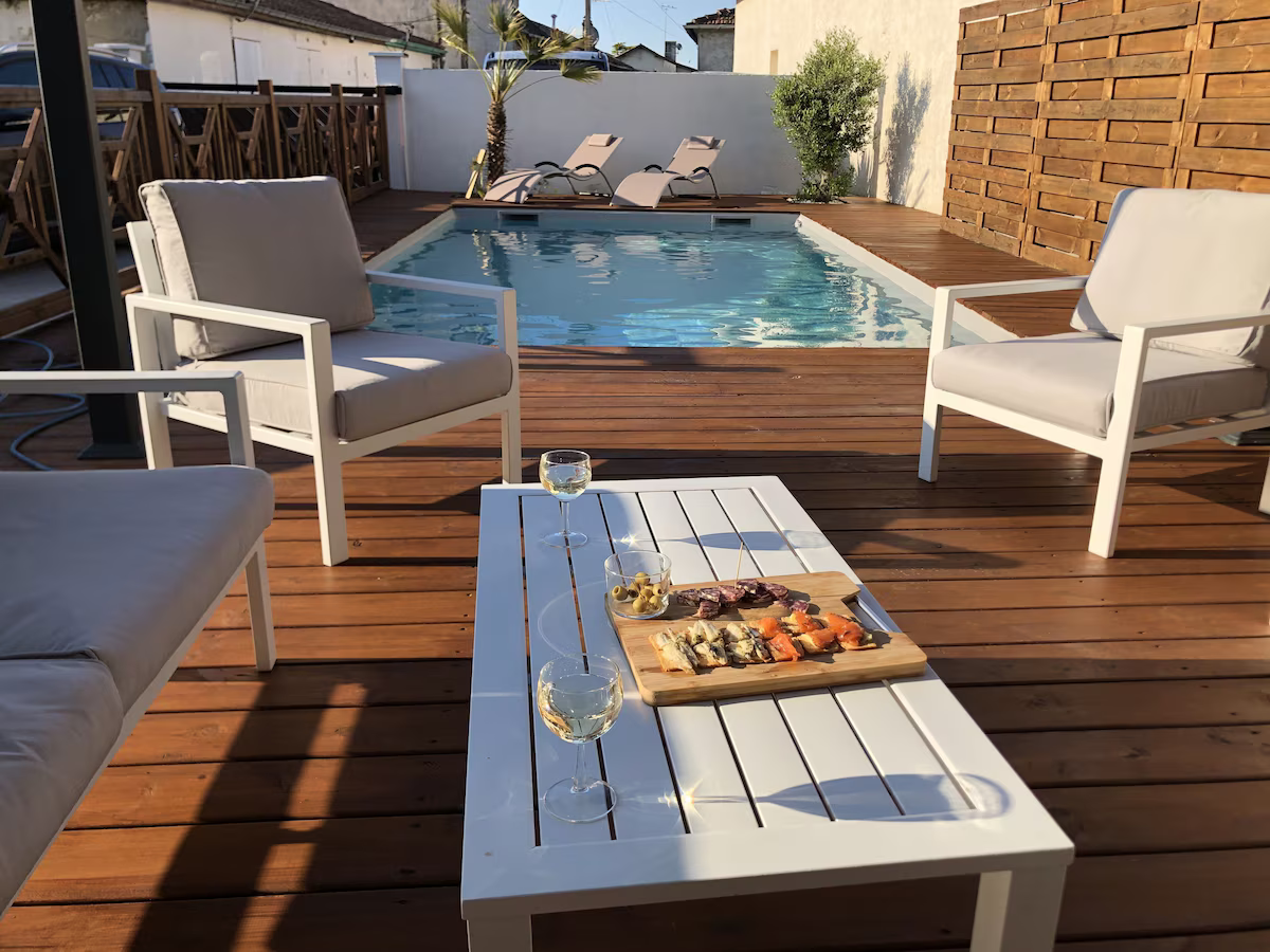 Vue extérieure de la villa avec piscine et terrasse — La Maison des Coccinelles, Gujan-Mestras